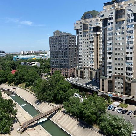 Квартира В Центре Алматы エクステリア 写真